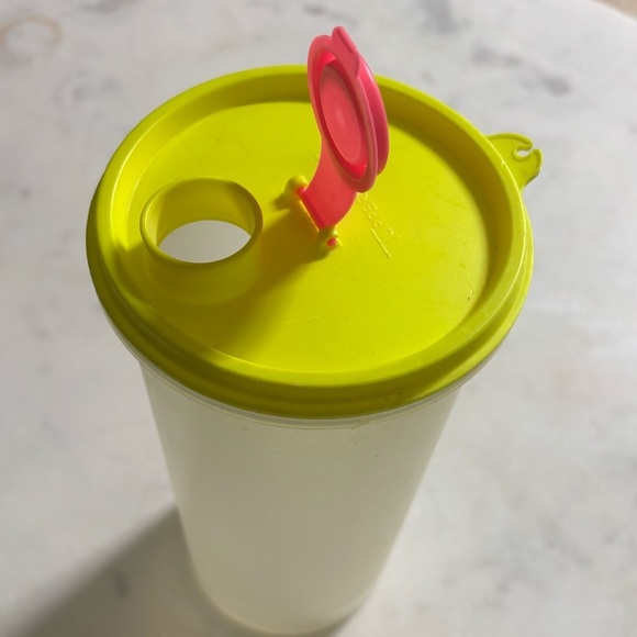 Vintage 80s Tupperware handolier pitcher with flip top lid in neon yellow / pink - Picture 8 of 8